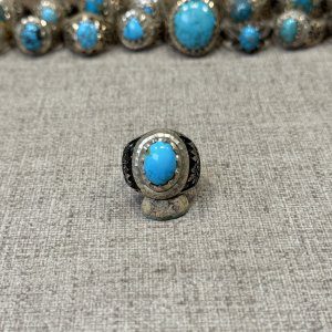 انگشتر فیروزه عجمی طبیعی با رکاب نقره ۹۲۵ قلمزنی دستی